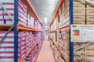 Estanterías configuradas para picking en un almacén